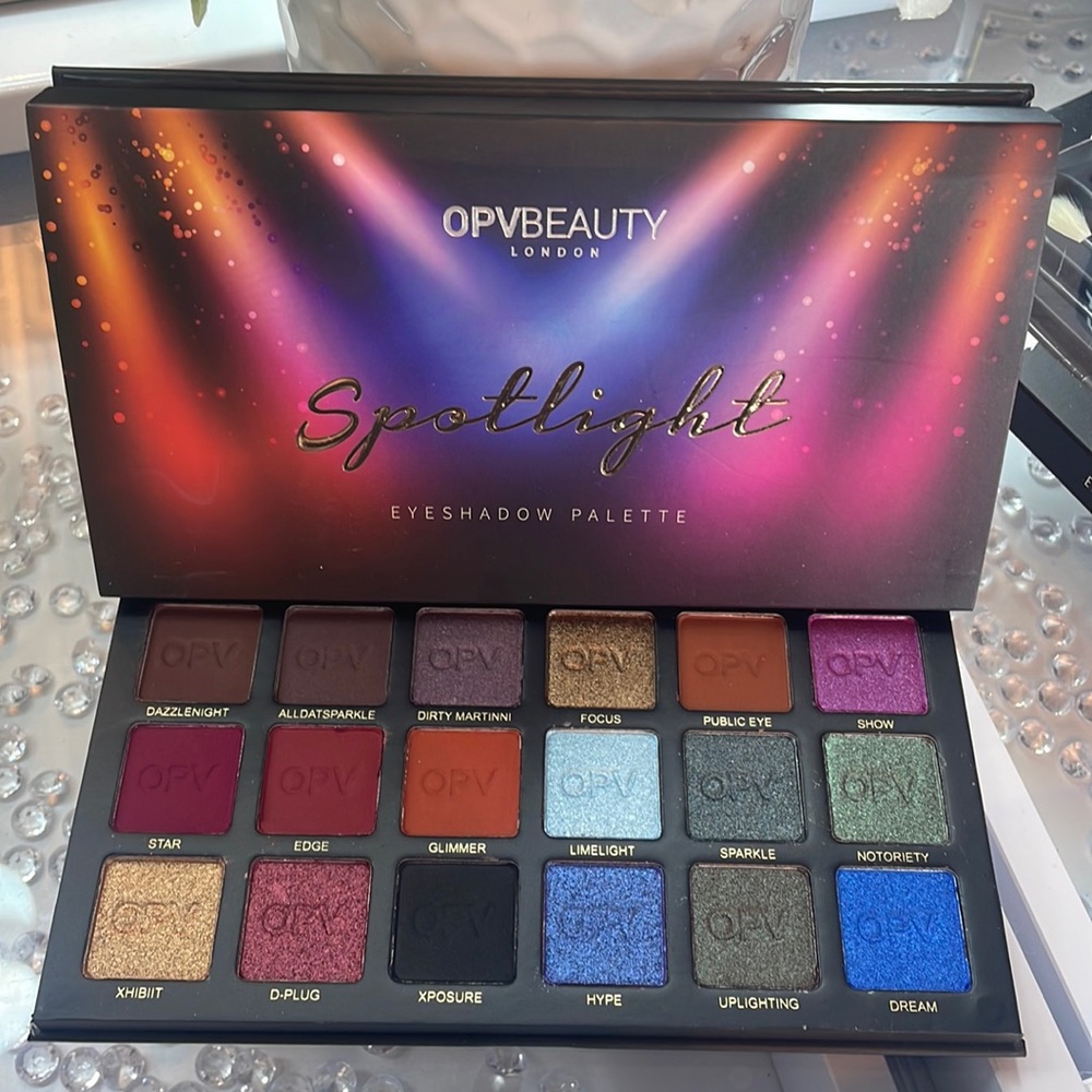 OPVBEAUTY London spotlight eyeshadow palette 18 pan